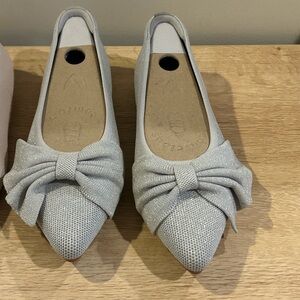 Pointed Bow Flats in Light Silver